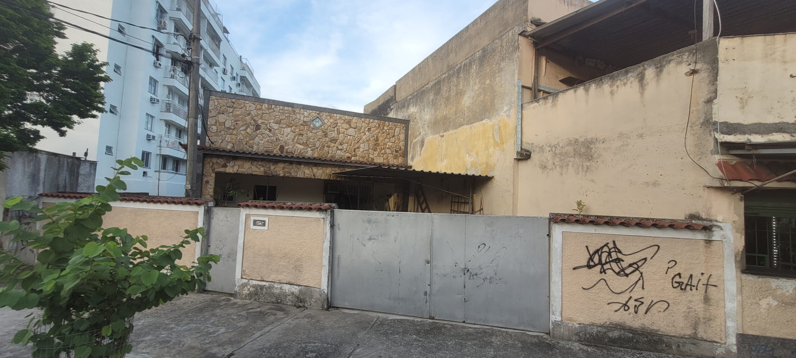 Amplo terreno com 3 casas independentes em Vila Valqueire. Espaço para toda a família e garagem para 4 carros. Confira.