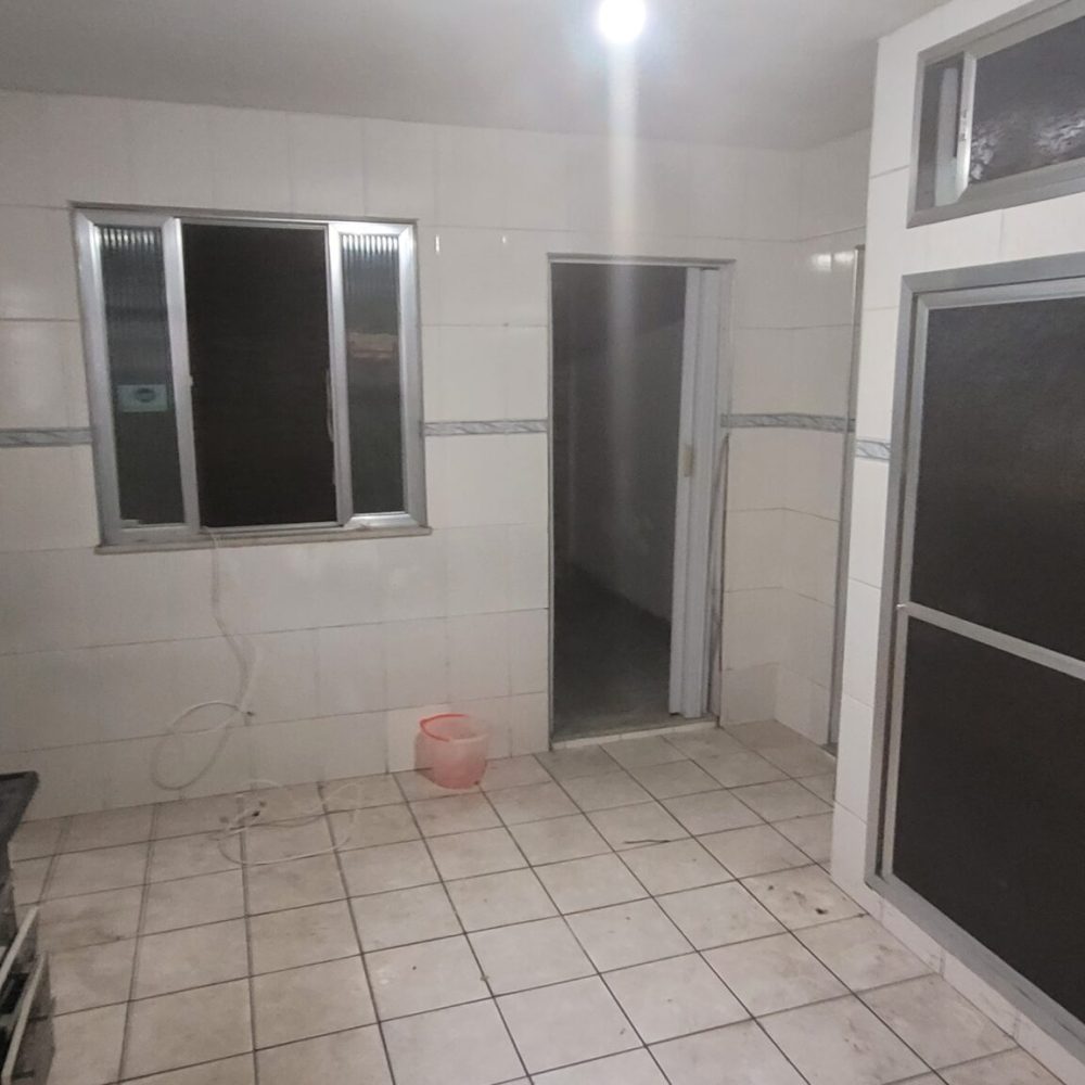Amplo terreno com 3 casas independentes em Vila Valqueire. Espaço para toda a família e garagem para 4 carros. Confira.