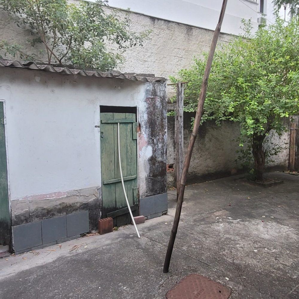 Amplo terreno com 3 casas independentes em Vila Valqueire. Espaço para toda a família e garagem para 4 carros. Confira.