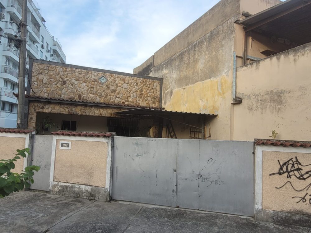Amplo terreno com 3 casas independentes em Vila Valqueire. Espaço para toda a família e garagem para 4 carros. Confira.