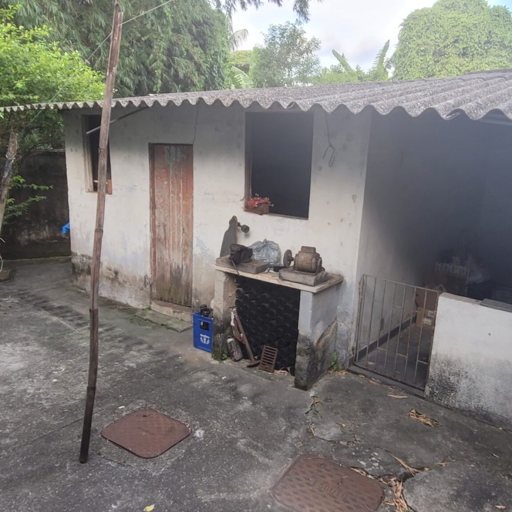Amplo terreno com 3 casas independentes em Vila Valqueire. Espaço para toda a família e garagem para 4 carros. Confira.