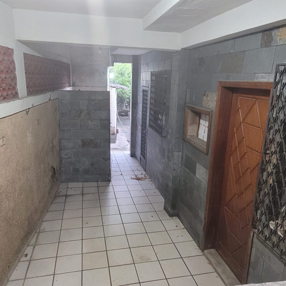 Amplo terreno com 3 casas independentes em Vila Valqueire. Espaço para toda a família e garagem para 4 carros. Confira.