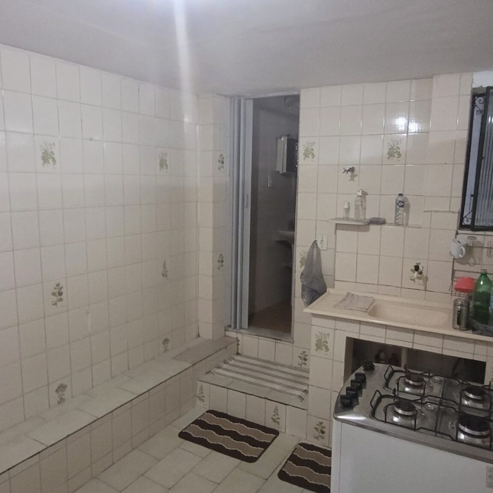 Amplo terreno com 3 casas independentes em Vila Valqueire. Espaço para toda a família e garagem para 4 carros. Confira.