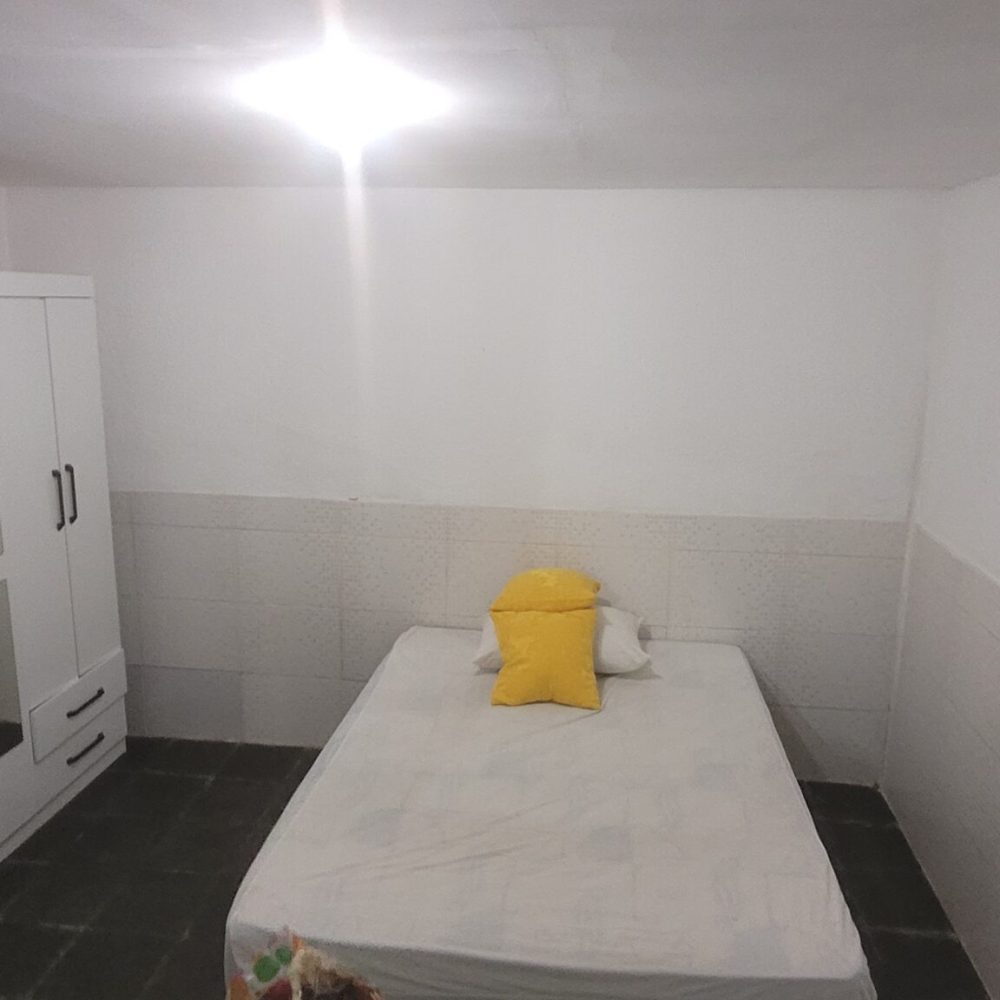 Amplo terreno com 3 casas independentes em Vila Valqueire. Espaço para toda a família e garagem para 4 carros. Confira.